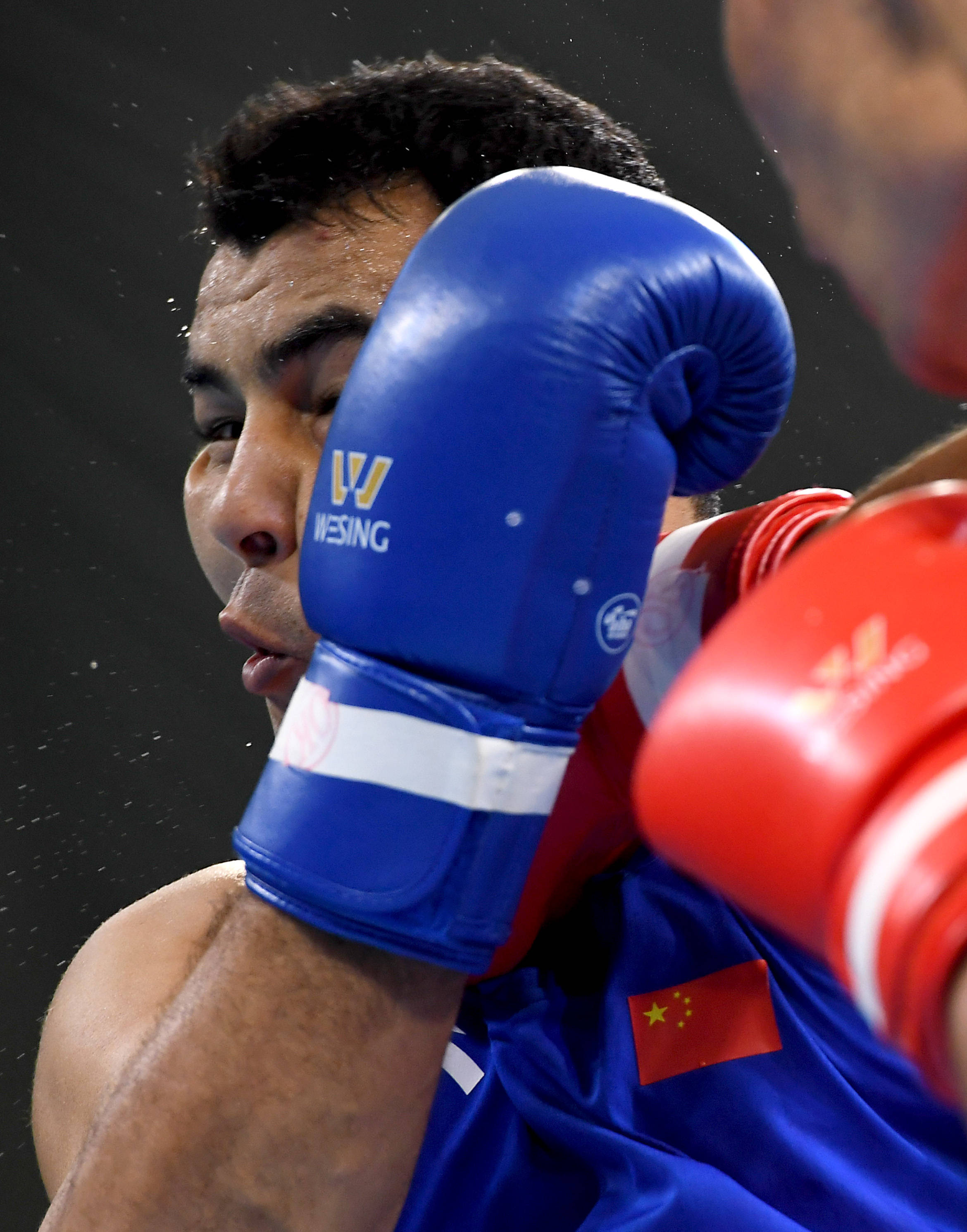 拳击全国男子锦标赛艾合麦提麦麦提夺得91公斤以上级冠军