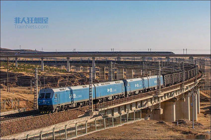 京包客专cr400bf和唐呼线双hxd1万吨大列同时出镜.