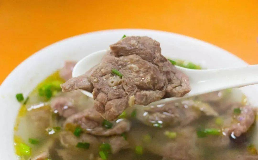 猪肝心肺汤,先是一小口一小口地喝,然后仰起脖子痛快一饮而下