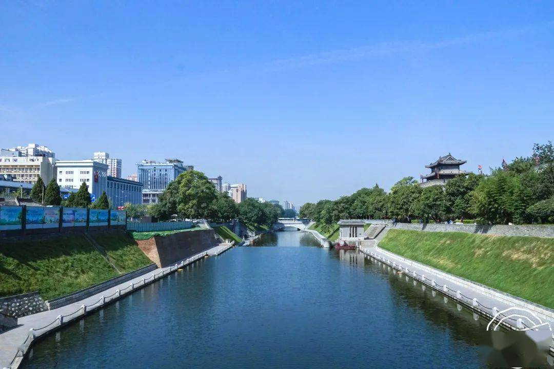 你也可以去興慶宮公園,在興慶湖邊,沉香亭下遙想當年唐明皇開創開元