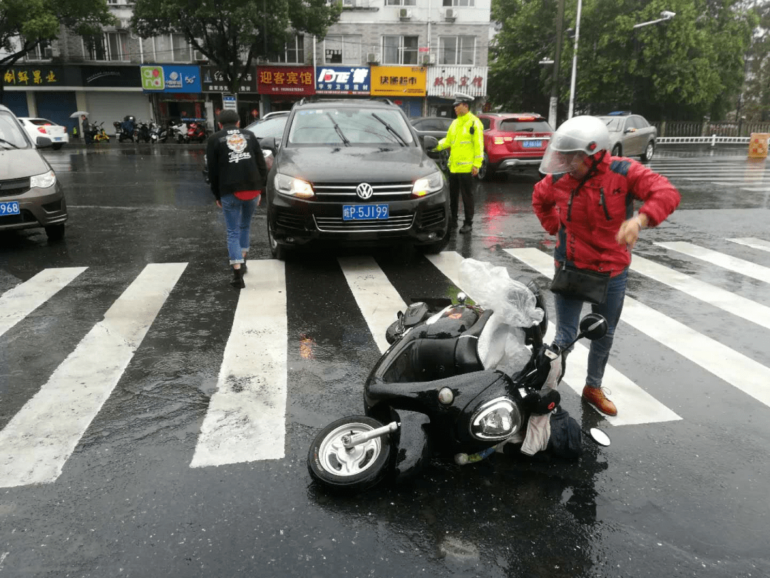 绩溪一电动车在城区被轿车撞飞