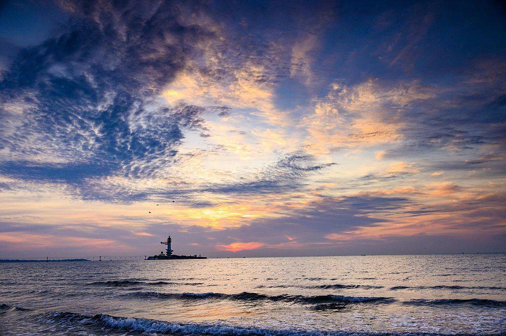 河北秦皇岛:北戴河海上朝霞犹如天然画卷_朝阳