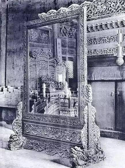 铜鹤▲太和殿前日晷▲ 太和殿中央一陛▲ 太和殿宝座▲ 保和殿天花