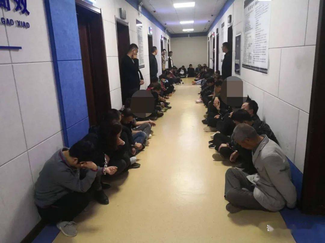 抓了52人在野外聚众赌博都是静乐兴县等周边县城的人