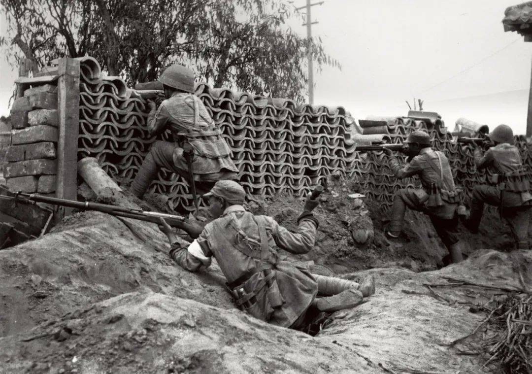 参加了鲁南,孟良崮,豫东,淮海,渡江和解放南京等重大战役的摄影报道