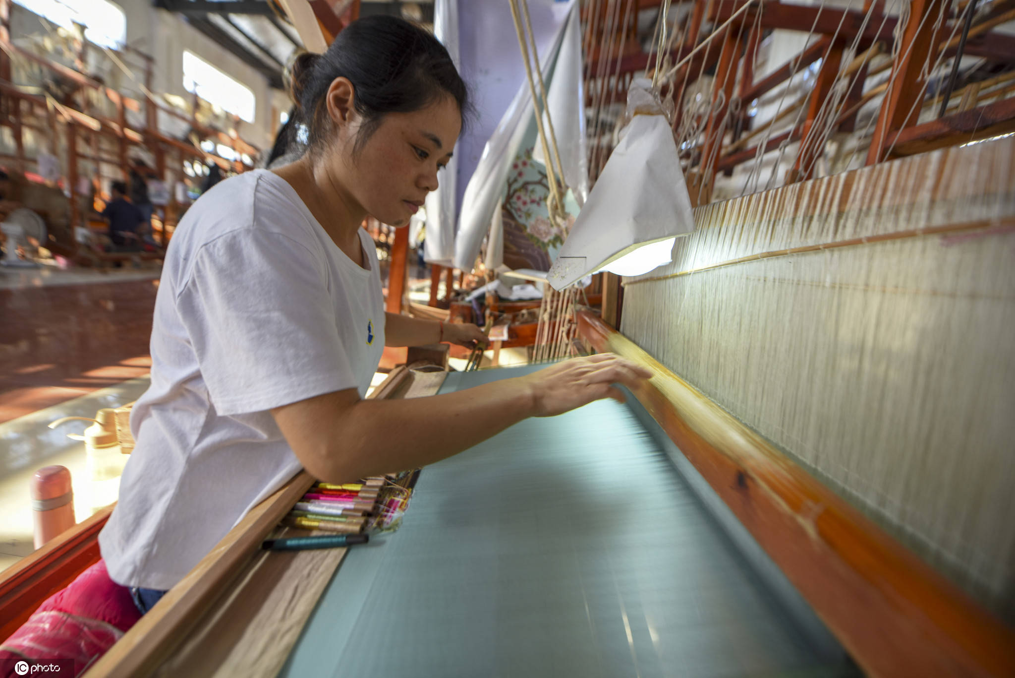 2020年9月19日,淮安市涟水县云锦产业园里,一名女工在专心织锦.