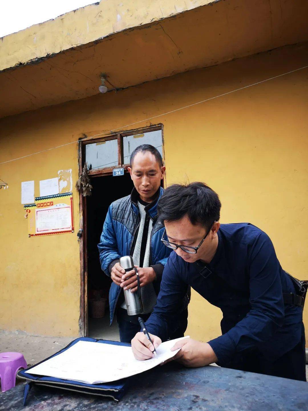 赵小军:"象鼻村不脱贫,我就不回去"