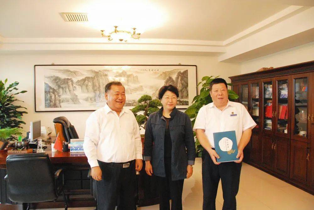 左:海淀驾校校长张燕晨中:苏家坨镇文服中心书记刘秀玲右:海淀驾校副