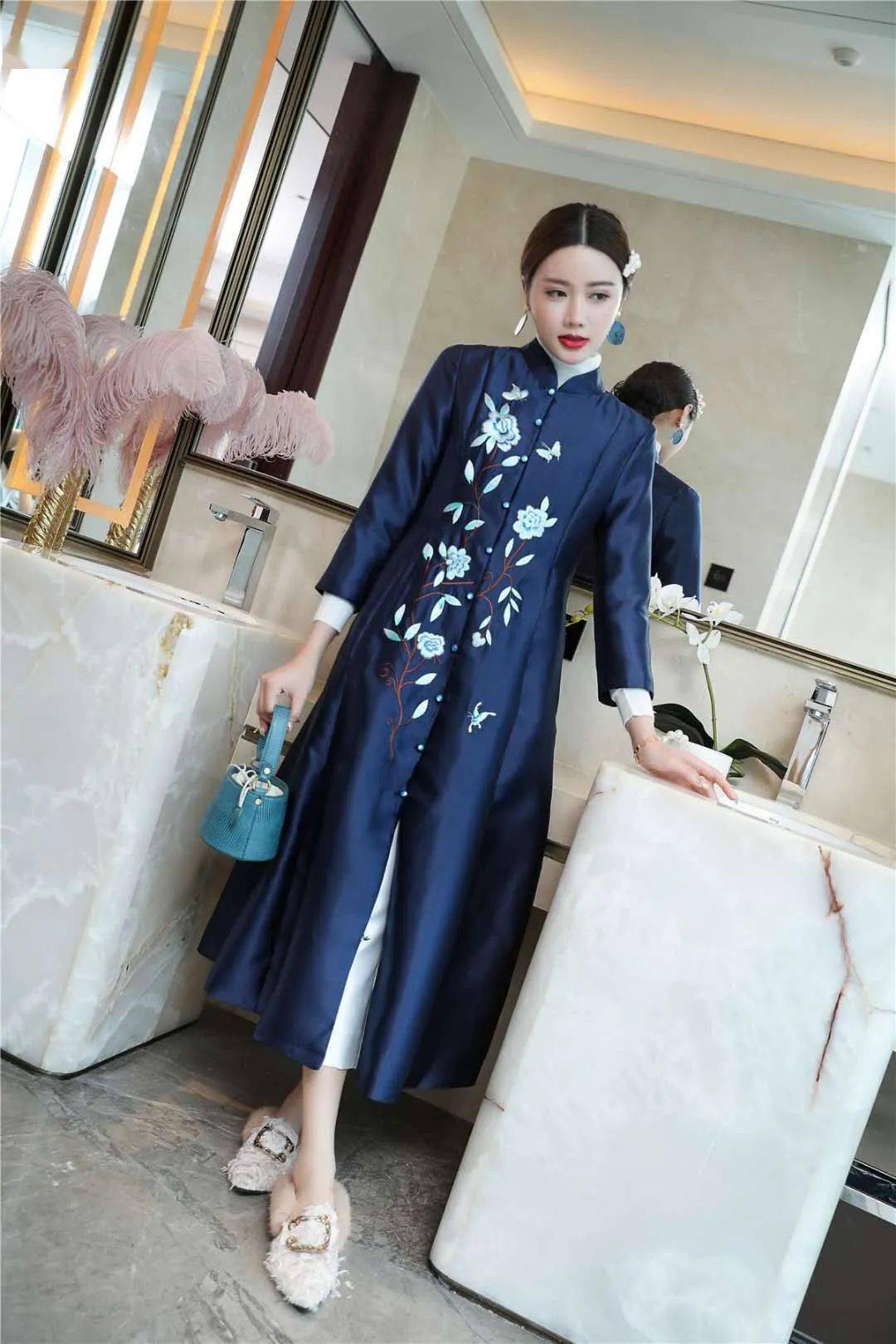 气质走秀水滴领旗袍,惊艳四座俏佳人