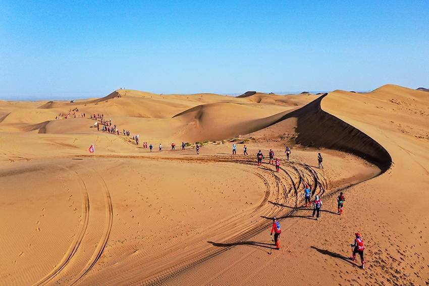 甘肃张掖800余人挑战81公里戈壁徒步越野