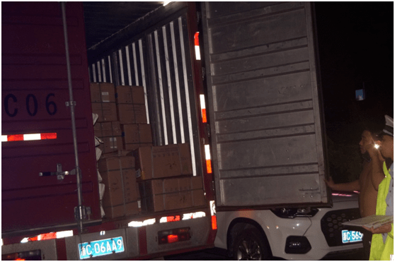 女子遭殃,坐在了地上_货车