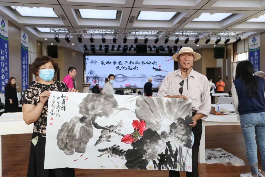 辉光日新941这里是莱西市老干部书画家协会交流笔会现场