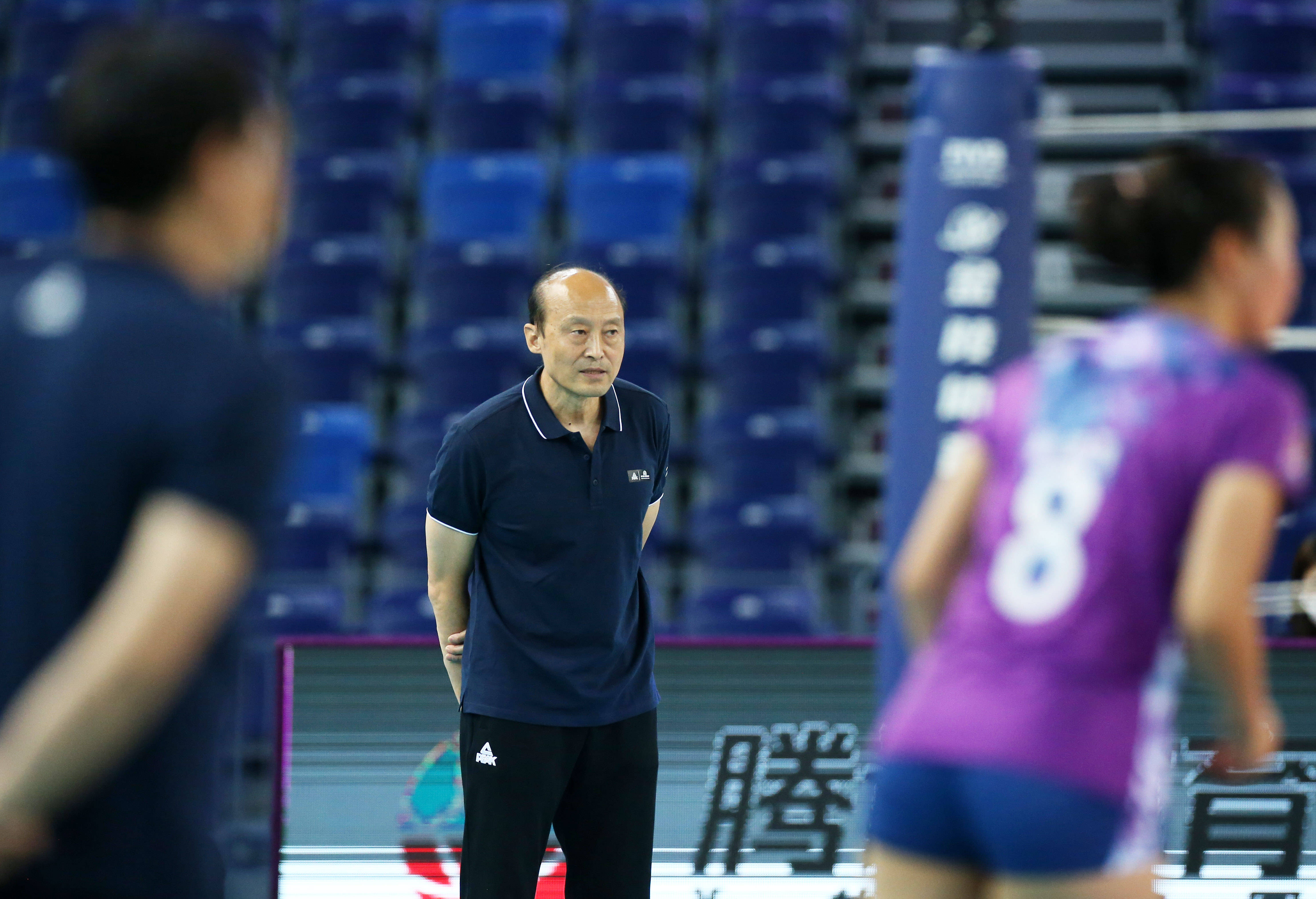 9月25日,福建安溪铁观音队教练胡进(中)在场边观战.