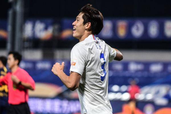 9月24日,上海绿地申花队球员毕津浩(左)在比赛中带球突破.