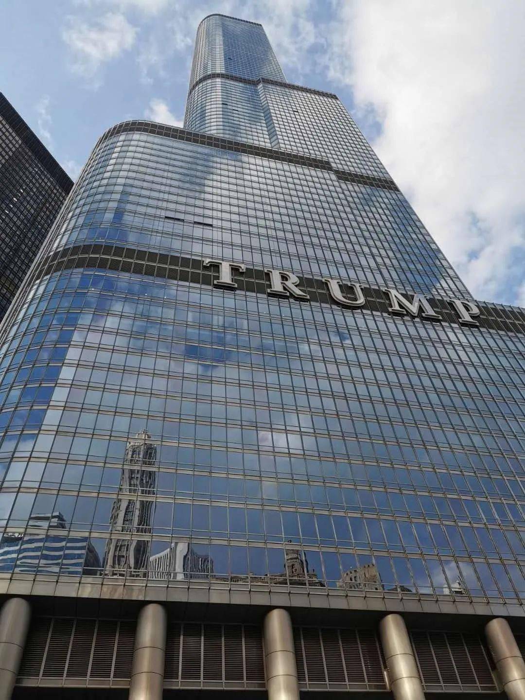 下图是美国芝加哥的特朗普大厦,一个商人最终成为了美国的总统,现实