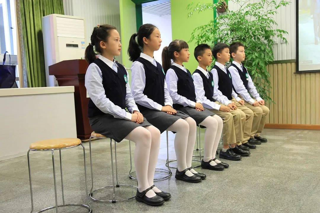 她将为草西的孩子带来一堂精彩的礼仪课程,让孩子们学会从