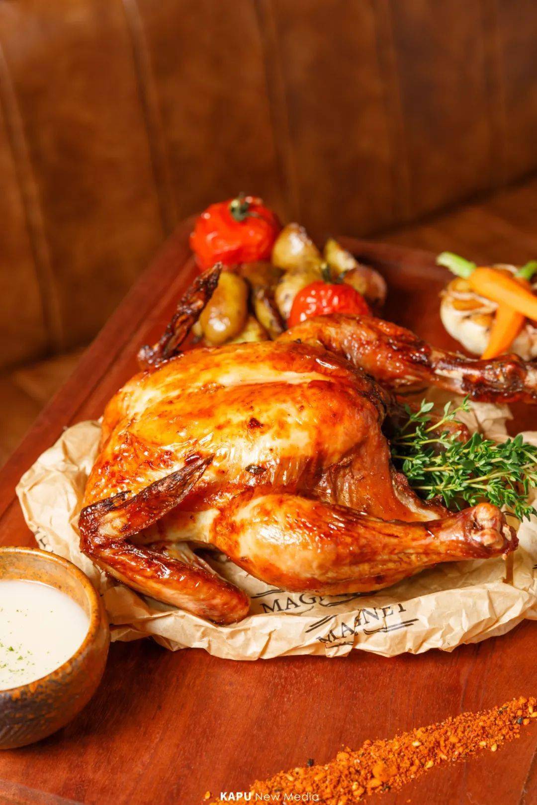 美式乡村烤鸡交织着在口腔中迸发美味搭配bbq酱汁混合着肉香肉质醇香