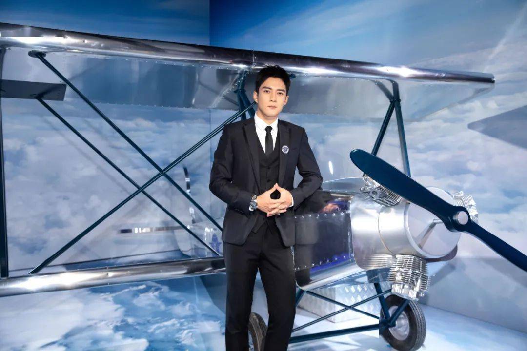 唐人星闻韩东君上海出席品牌活动经典造型勾勒熟男魅力