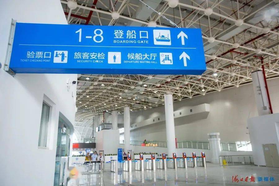 记者在现场看到,港口8个登船口如同机场的登机口,候船区到船舶之间有