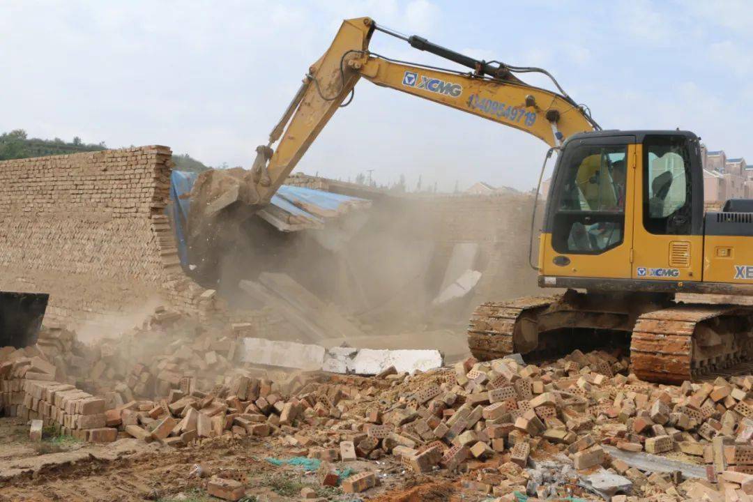 一线固原依法拆除违法建筑约2275平方米拆除围墙120米