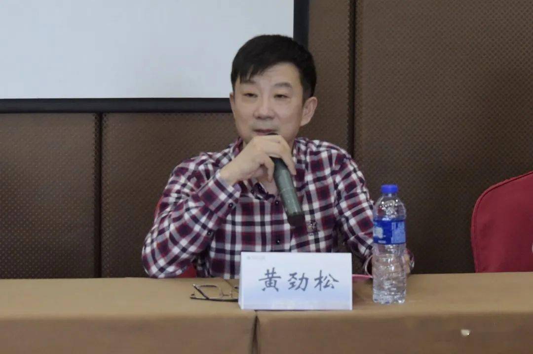 开幕式上,黄劲松院长对各位领导,专家和学员的到来表示欢迎,向在座