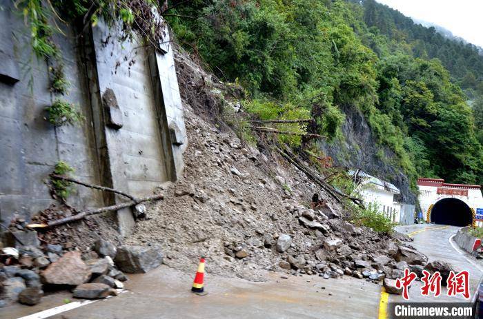 国道318线西藏通麦段发生泥石流灾害 武警官兵紧急抢通