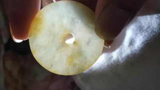 如何区分"死玉"和"活玉"?