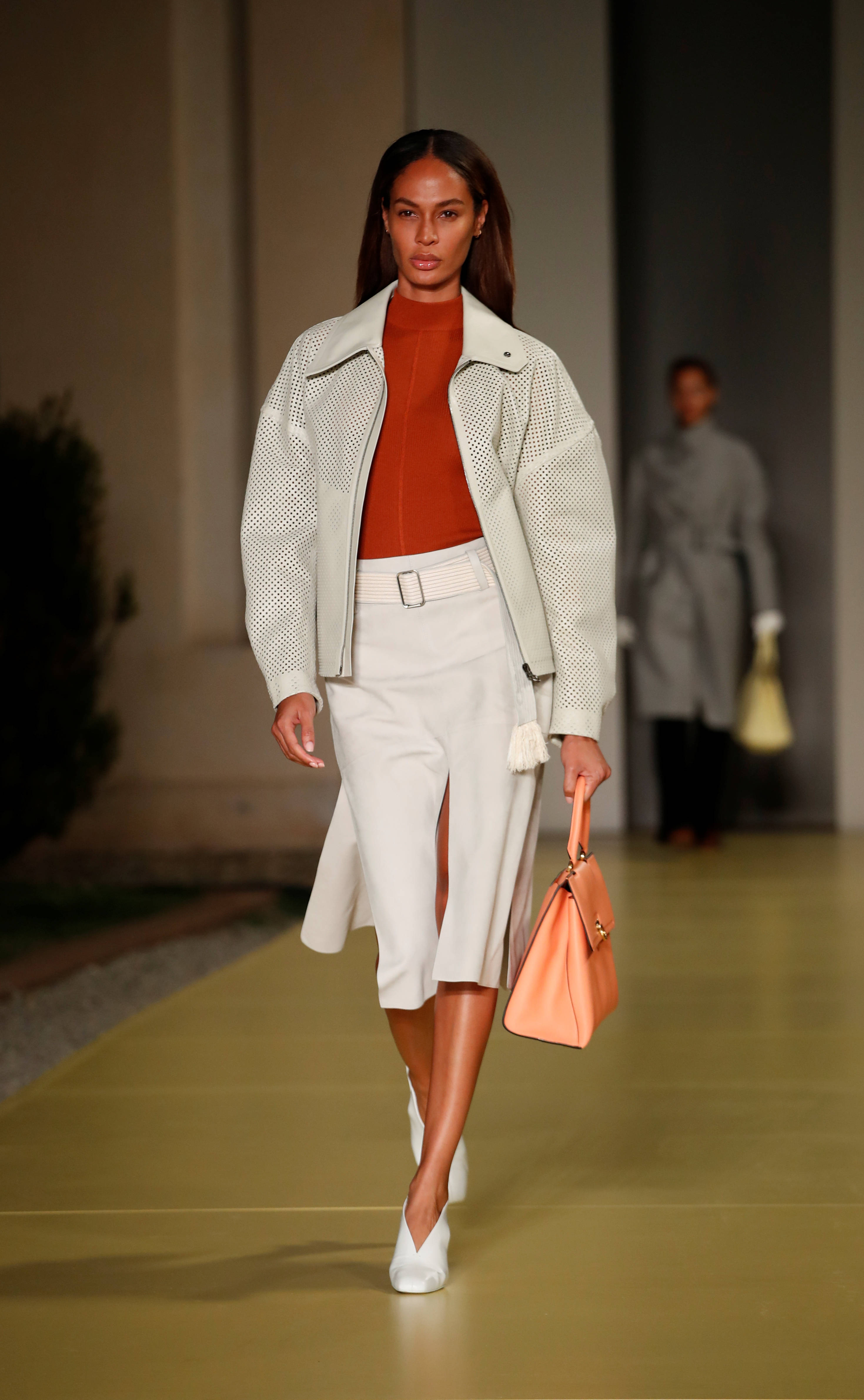 9月26日,在意大利米兰时装周上,模特展示菲拉格慕品牌的2021春夏新款