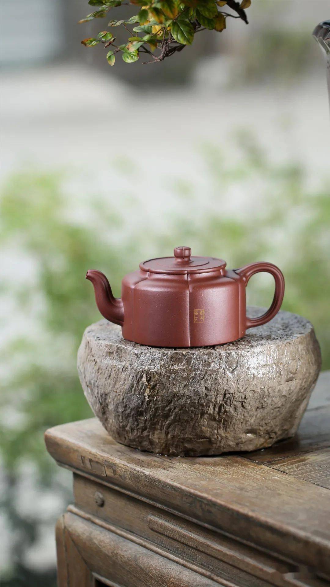 梅花周盘壶型,乃紫砂筋纹器经典之一,壶型暗合太极之意,大开大合,有形