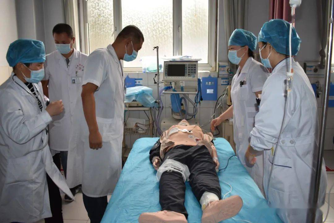 辛集一位中年男性从高处坠落受伤?当即意识不清,血流不止,急诊来院.