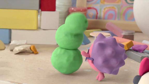 瑞奇宝宝甜甜很调皮把诺诺的橡皮泥当球踢结果沾到脚上