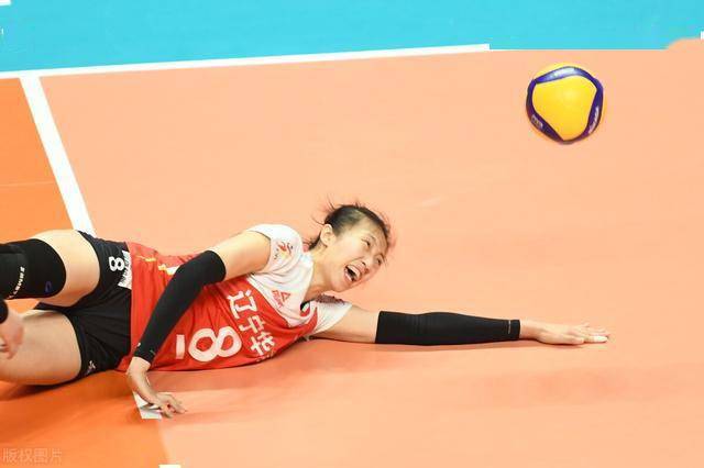 本场丁霞可谓当爹又当妈,先不看发球和组织有多到位,单看保护和救球