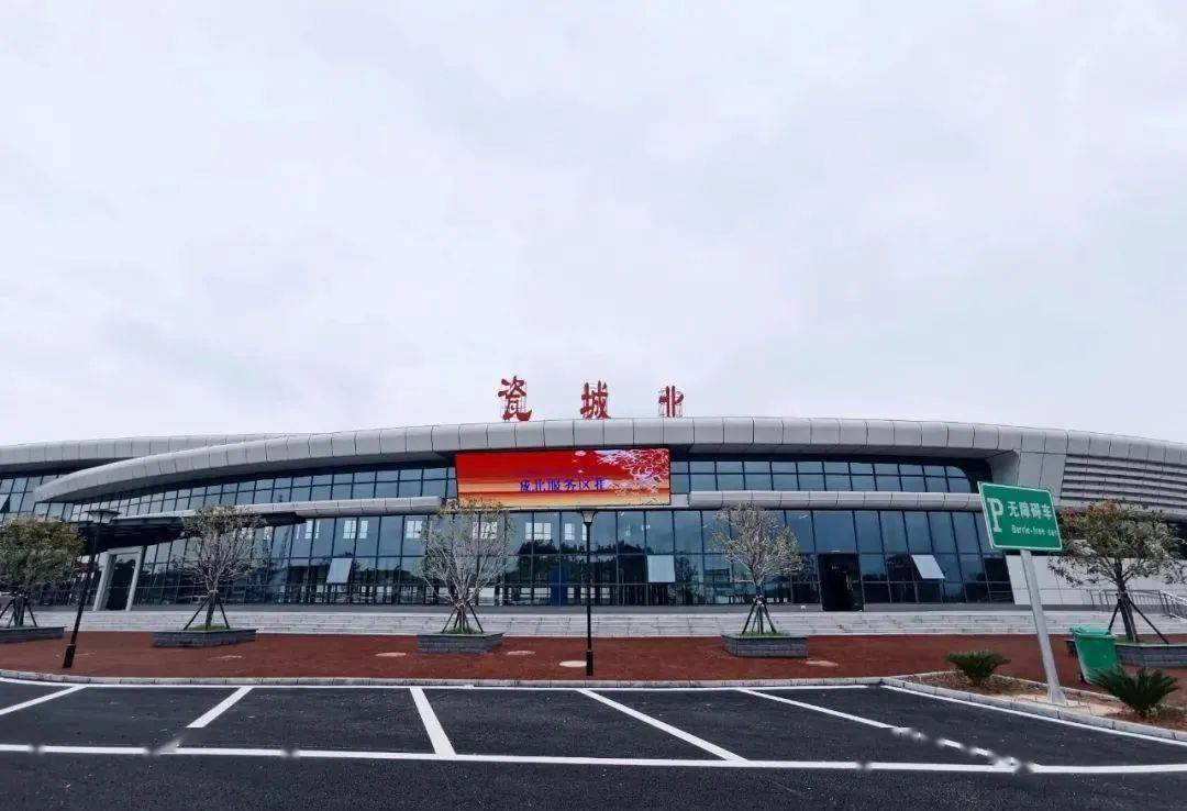 实实在在服务他们搭起高速公路上的温馨驿站