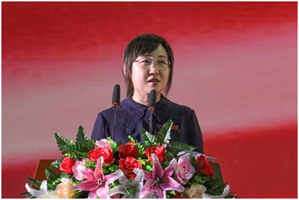 三亚学院副校长高一兰主持开学典礼 三亚学院供图