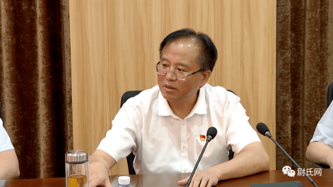 梁东雁主持召开全县企业家座谈会