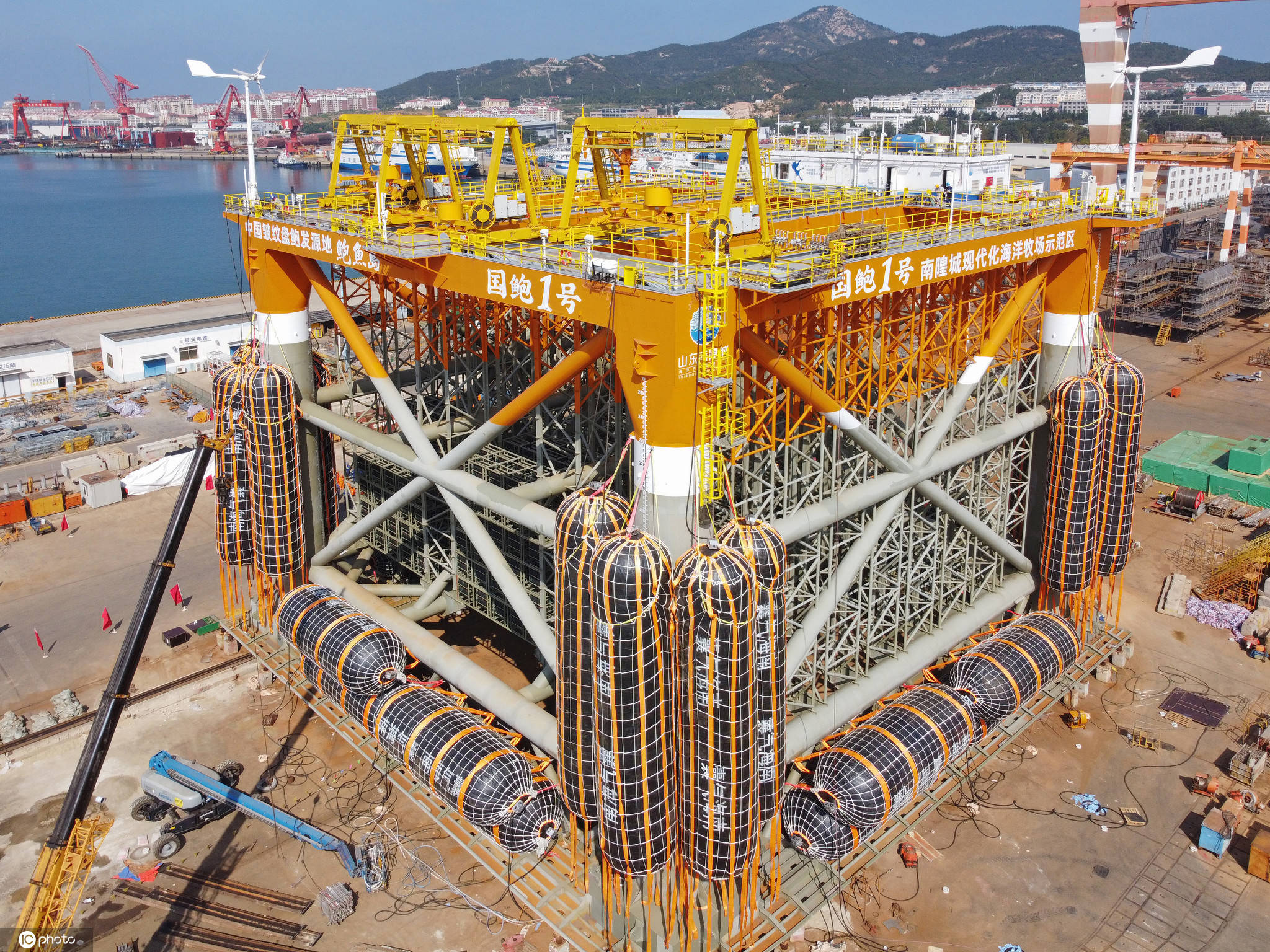 我国首座坐底式深远海智能化海珍品养殖网箱在山东烟台交付