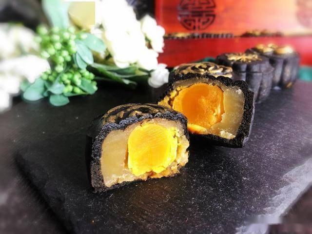 之前的黑金酥红翻了朋友圈今年中秋节做款黑金月饼送礼超有面
