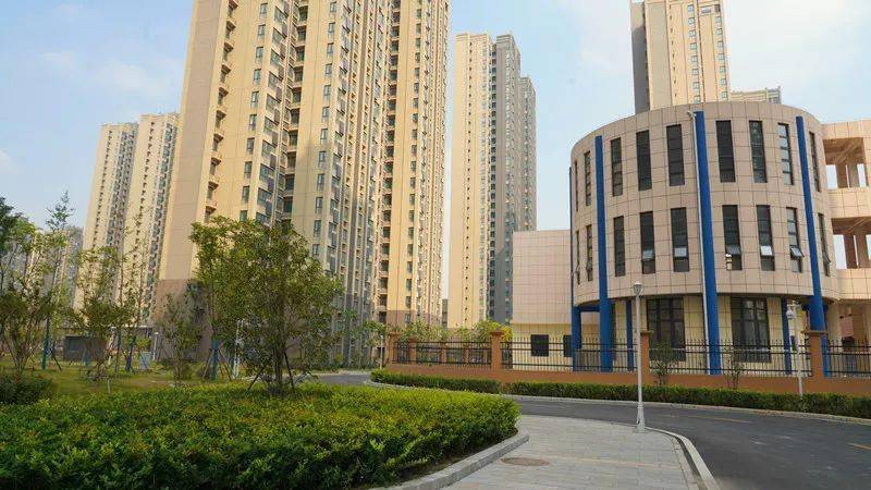 滨湖菊园小区位于成都路与玉龙路交口,是烟墩街道第七个安置小区,小区