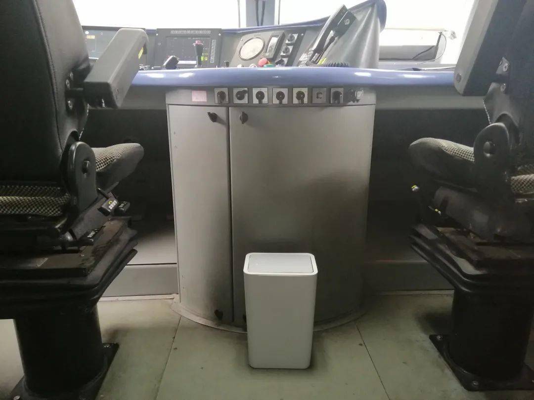 摆放在司机与副司机座椅之间操纵台下方柜门处hxd3c型机车摆放在司机