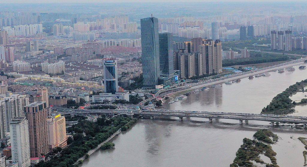 哈尔滨:洪峰通过江水回落 松花江江天浩渺