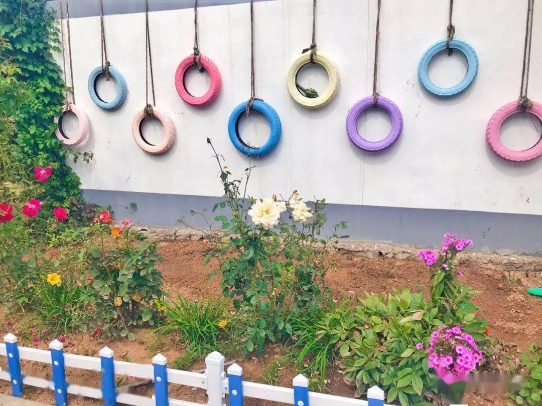 里的植物小品,自制的秋千架,把废旧轮胎涂上不同的颜色挂在小院的墙头