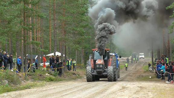拖拉机技能竞赛表演烟囱冒黑烟才是亮点群众就喜欢这样的