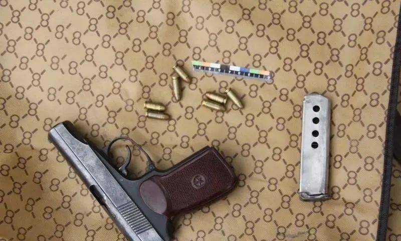 缴获的枪支和子弹百警参战,12毒贩无一漏网2019年11月26日,专案组获悉