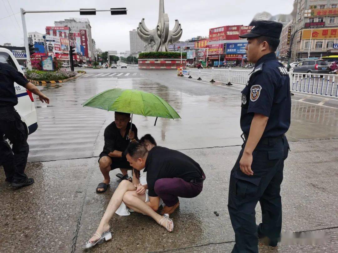 街头一角化成"暖心的公主抱"为警察蜀黍点赞(来自平南公安宣传)最后想