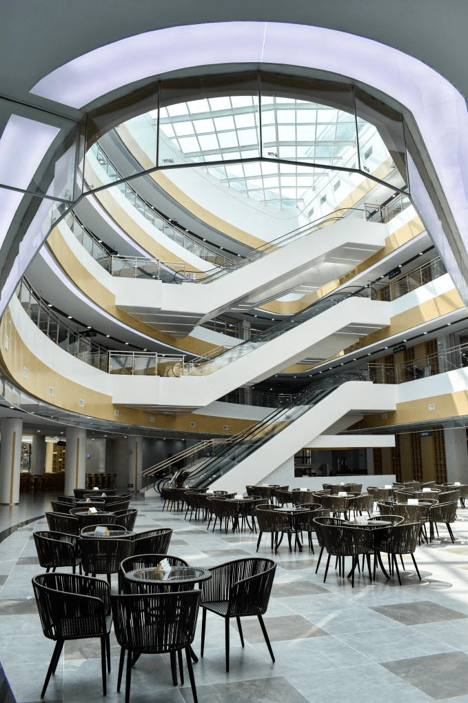 正如"松涛园"的名字一般清新雅致明亮的窗户倒映着中