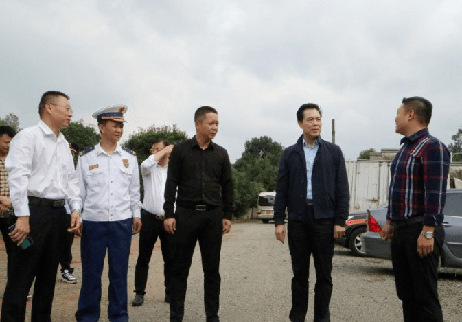 " 走进位于春华镇的长沙志同兴环保建材有限公司,张作林边看边询问