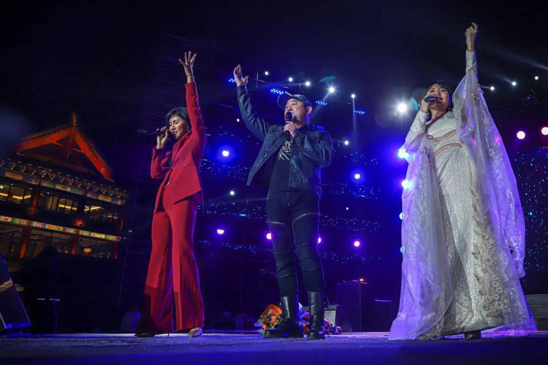 全场爆燃图雅娜莎葛小虎哈布尔呼和浩特演唱会精彩图集