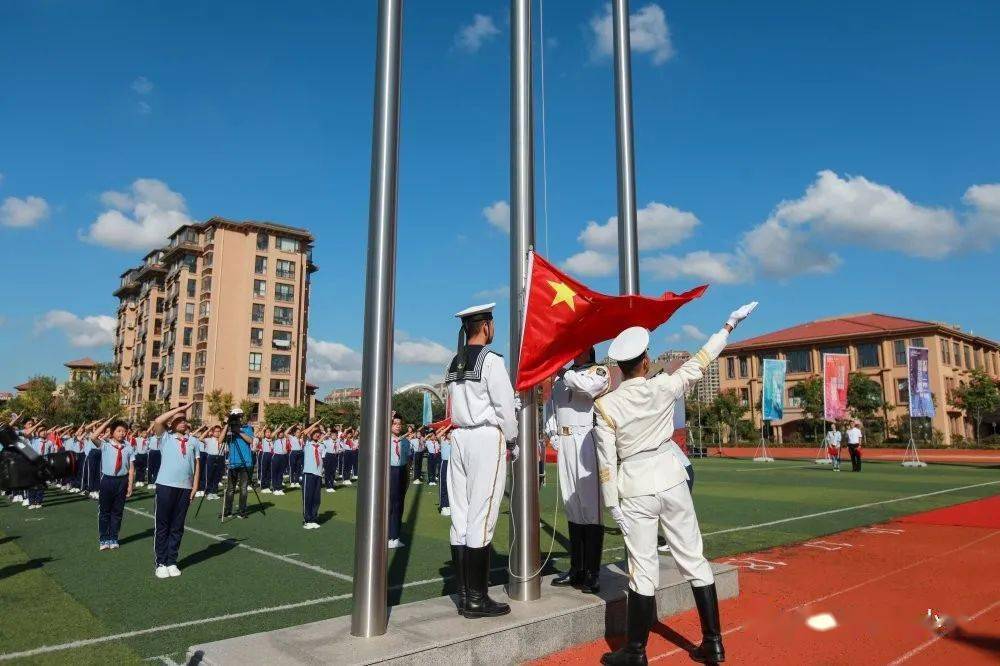 青岛宾川路小学致敬祖国向国旗敬礼