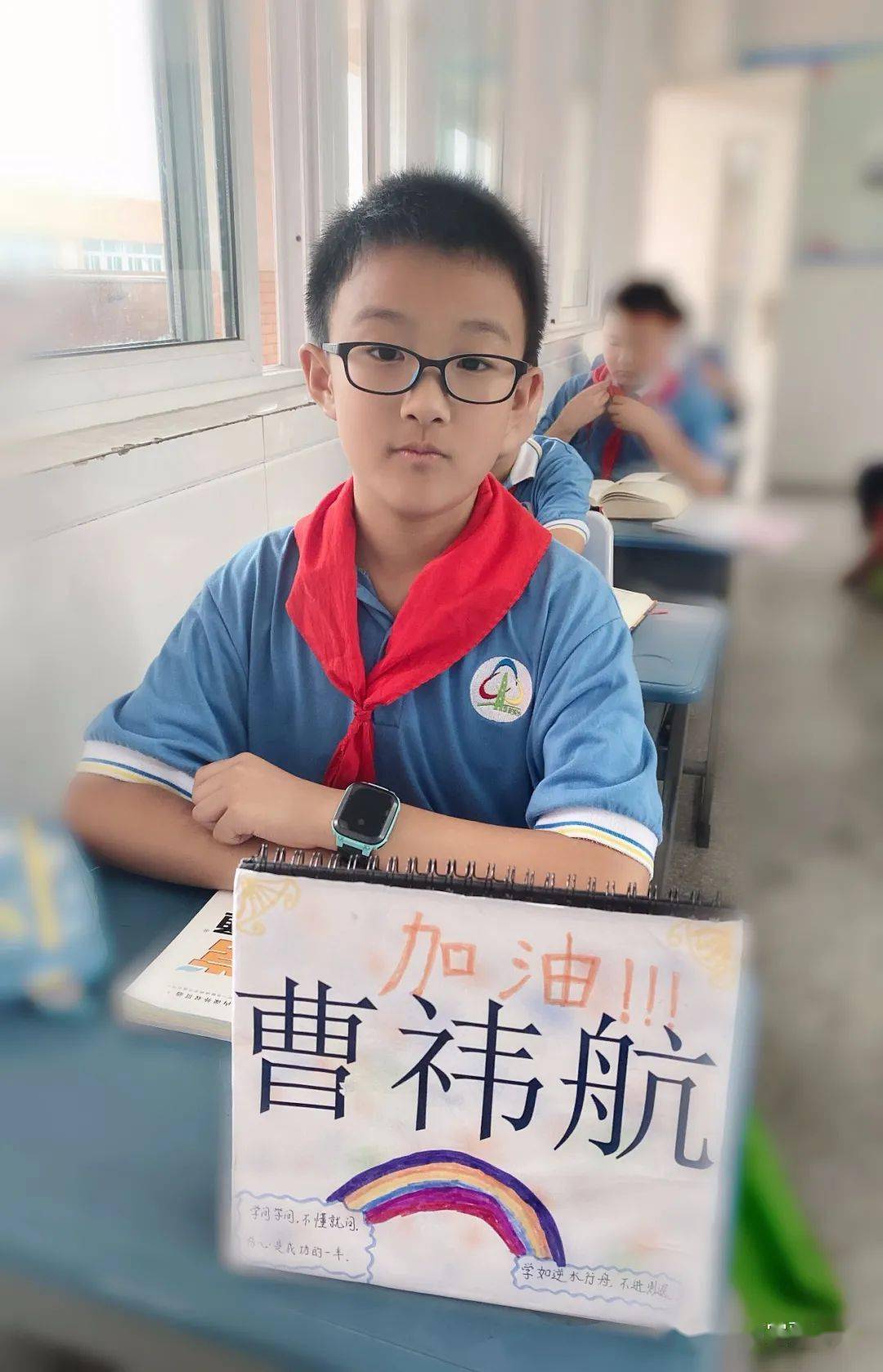 我是手工小达人六7班开展座位牌制作活动