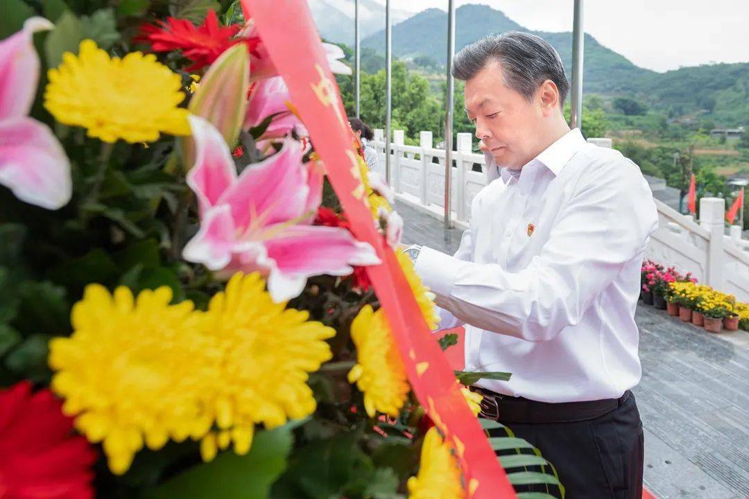 英名垂青史鮮花祭忠魂攀枝花市舉行向人民英雄敬獻花籃儀式